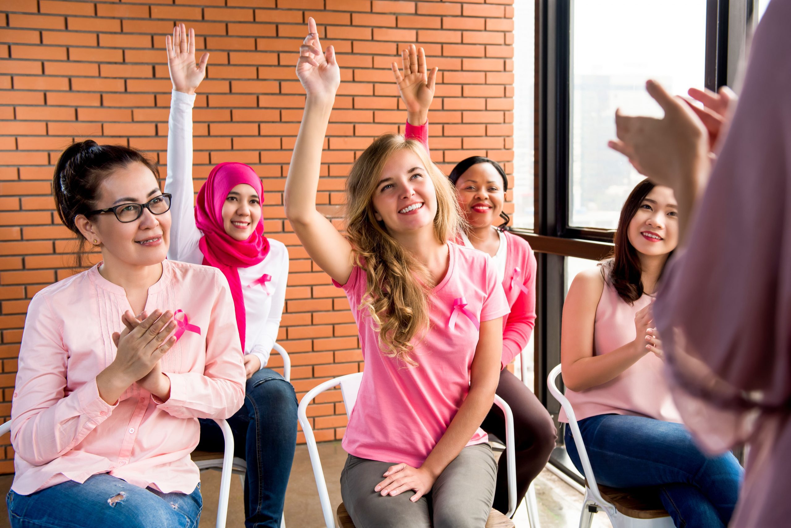 Femmes en rose réunies pour sensibiliser au cancer du sein.