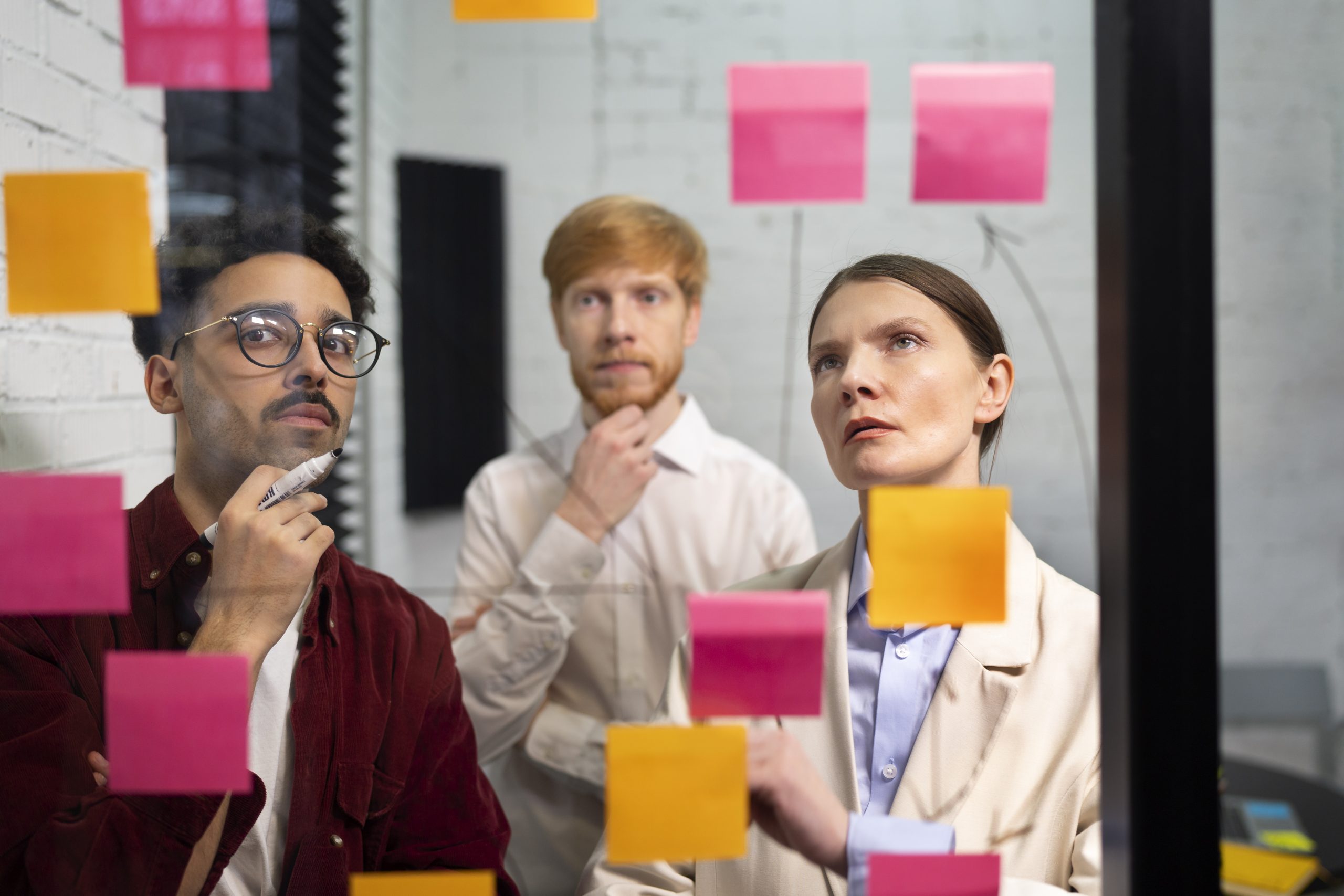 Collaborateurs cherchant des idées pour le mécénat de compétences.